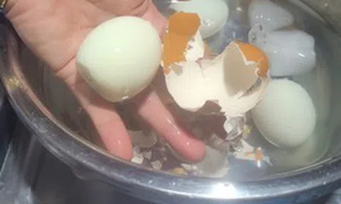 Luộc trứng nên đợi nước sôi hay thả ngay từ nước lạnh? Đơn giản thế mà nhiều người vẫn sai