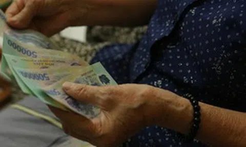 Lương hưu 14 triệu đồng cũng không chống lại được cảnh "tuổi già bận cháu": Tháng nào cũng hết, chẳng giữ được đồng dưỡng già