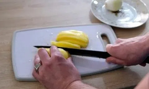 Cảnh báo cho các bà nội trợ: Một vật dụng trong bếp có thể âm thầm phát tán vi nhựa, gần như nhà nào cũng có ít nhất một chiếc