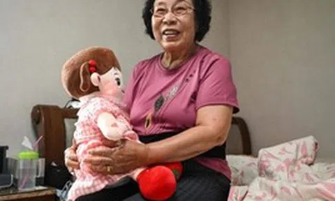 Câu chuyện bóc trần nỗi cô đơn của người già hiện nay: Con cái ở xa, vò võ một mình suốt ngày dài đằng đẵng, họ bầu bạn cùng ai?