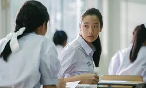 Trung Quốc: Thấy thí sinh cứ nhìn chằm chằm vào cục tẩy trên bàn, giám thị liền kiểm tra, bất ngờ phát hiện đường dây gian lận tinh vi!