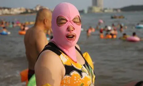 Vì sao người Trung Quốc chuộng đeo mặt nạ đi biển?