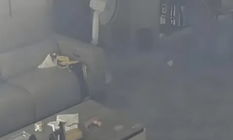 Cảnh tượng nữ sinh ngồi giữa căn nhà mù mịt khói bị lộ qua camera giám sát, cha mẹ nhìn mà lạnh lòng