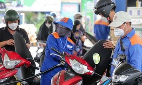 Giá xăng dầu đồng loạt giảm, dầu diesel rẻ hơn gần 1.000 đồng/lít