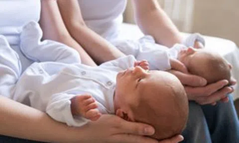Thấy cả 2 con gái sinh đôi đều không giống mình, bà mẹ đi xét nghiệm ADN nhận kết quả choáng váng