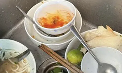 Đi ăn ngoài về vẫn phải dọn mâm bát đầy ụ cho 2 cô em chồng, chua chát nhất là câu phán xanh rờn của mẹ chồng