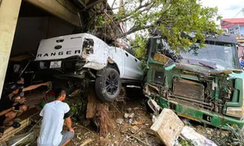 Xe tải mất lái tông trúng ô tô đậu bên đường, bật gốc cây lộc vừng