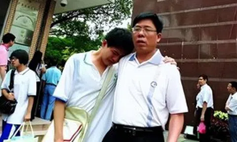 Nam sinh đạt điểm thủ khoa, đỗ đại học danh tiếng rồi biến mất suốt 26 năm: Nguyên nhân khiến nhiều bậc phụ huynh nghe xong đều “lặng người”