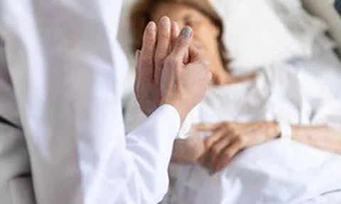 Y tá tiết lộ biểu hiện lạ của những người sắp qua đời
