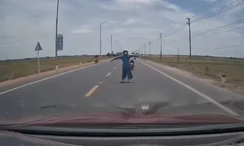 VIDEO: Hành động khó hiểu của một người phụ nữ ở Quảng Trị gây xôn xao