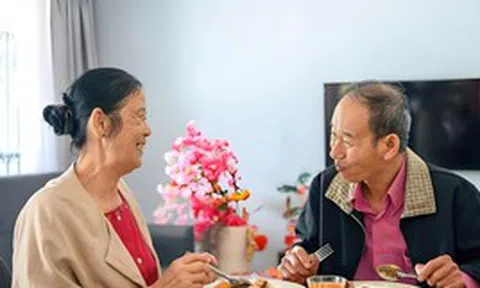 Nhờ chồng tìm hiểu về bố dượng tương lai, tôi lạnh sống lưng với những gì được anh tiết lộ