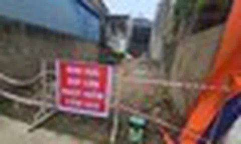Sau tiếng động lớn giữa trưa, "hố tử thần" sâu 4m xuất hiện ở khu dân cư Thái Nguyên: Chuyên gia nói gì?