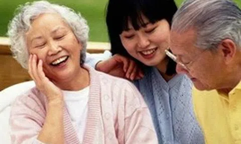 Khi con chủ động gửi tiền, cha mẹ thông minh không bao giờ nói: "Thôi con giữ lấy mà dùng" mà sẽ xử lý cực khéo như này!,