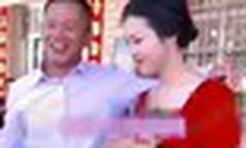 Người đàn ông quyết cưới nữ nhân viên kém 30 tuổi, hành động với cha cô dâu khiến cả đám cưới chết lặng