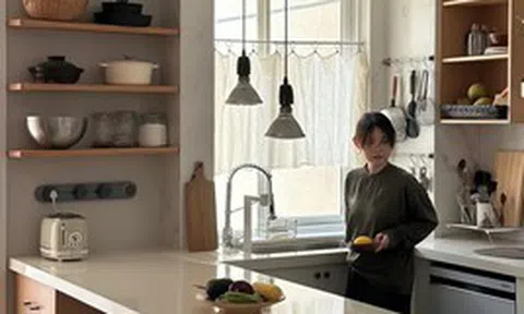 Cải tạo nhà lần hai, tôi bỏ hẳn tủ bếp treo tường: Căn bếp rộng hơn, sáng hơn và dễ dọn dẹp hơn hẳn
