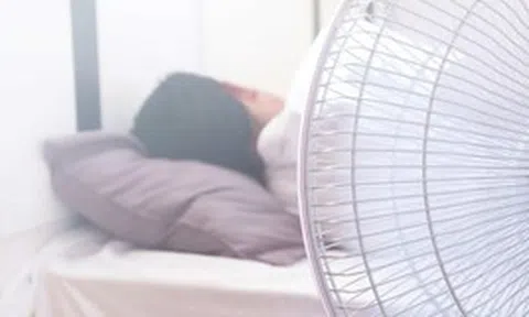 Kiểu bật quạt qua đêm khi đi ngủ được cảnh báo không nên: Nhiều nhà vẫn đang làm mỗi ngày