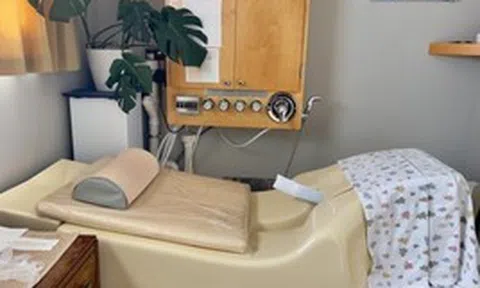 Dụ dỗ ngon ngọt, ân cần quan tâm để lừa hơn 100 người già mua liệu trình ‘làm sạch ruột’ với tổng số tiền gần 40 tỷ đồng, một phòng khám Trung Quốc sa lưới