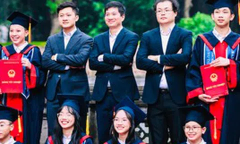 Lớp học 34/34 trò đỗ chuyên Toán, Tin, thầy chủ nhiệm bật khóc
