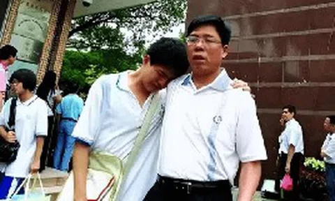 Nam sinh học giỏi được cả làng kỳ vọng, đang du học nước ngoài bỗng "bặt vô âm tín", 14 năm sau gia đình mới phát hiện để đón về