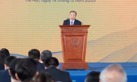 Đại gia Khoa 'khàn' liên tiếp lập công ty mới