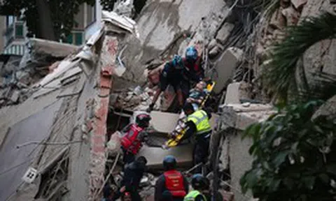 Động đất kép tại Venezuela: Một tòa nhà 22 tầng bị phá hủy hoàn toàn, các bà mẹ than khóc tìm con giữa đống đổ nát