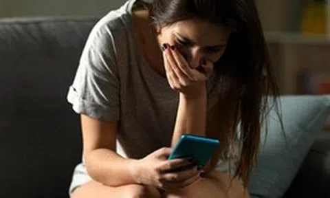 Tôi phát hiện chồng không lưu tên tôi trong danh bạ, đằng sau là một bí mật khiến tôi nhìn anh khác đi