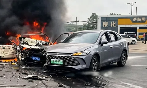 Mazda3 'tông' BYD Qin L - xe xăng bốc cháy, xe điện 'bình an'