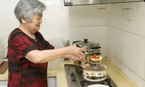 Người phụ nữ 60 tuổi nấu ăn dùng mỡ lợn mỗi ngày suốt 3 năm, khám sức khỏe xong bác sĩ bất ngờ hỏi: "Chị đã làm gì?"