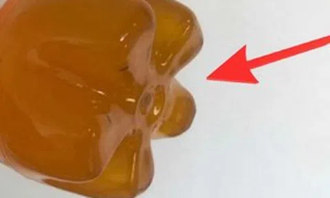 Tại sao đáy chai nhựa thường lồi lõm, có "5 chân"?