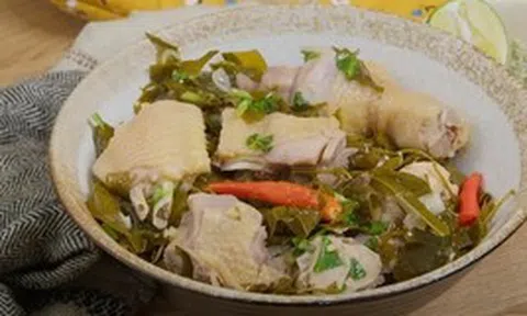 Đi chợ thấy nắm lá dại này nhớ mua ngay: Đem vò nát nấu với thịt gà, vị chua thanh cuốn miệng, ăn đến đâu sảng khoái đến