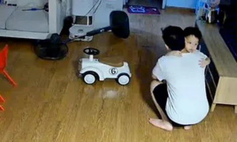 Quý tử nghịch ngợm làm đổ quạt nhưng chưa có pha "bào chữa" khiến bố không sao mà mắng mỏ nổi