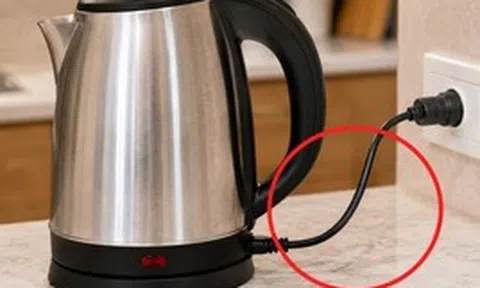Nhiều người dùng ấm siêu tốc nhưng không biết: Sau khi nước sôi có nên rút điện ngay?