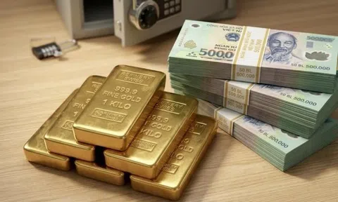 Mua vàng bây giờ hay gửi tiết kiệm có lợi hơn?