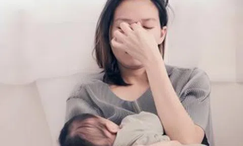 Gọi điện nhờ cả mẹ chồng và mẹ đẻ lên chăm ở cữ, tôi sốc khi thấy phản ứng trái ngược đến đau lòng của hai bà