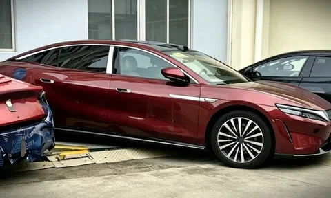 BYD lộ diện sedan đầu bảng, sạc đầy pin trong 9 phút
