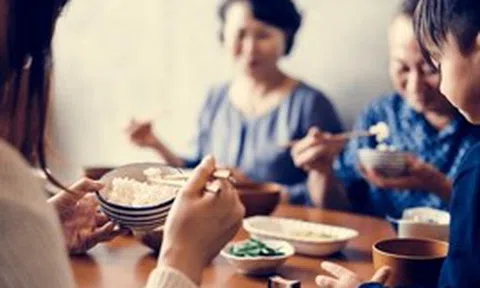 Tôi đến nhà người yêu ăn cơm 5 lần, lần thứ 6 mới hiểu vì sao mẹ anh luôn ăn sau cùng