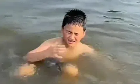 Mẹ đuối nước, con 8 tuổi nhảy xuống cứu