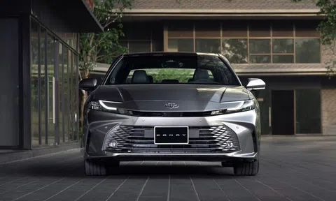 Toyota Camry giảm giá 140 triệu đồng, chỉ còn bản hybrid
