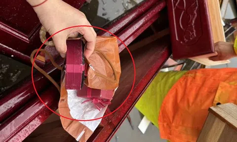 Vứt nhầm túi vàng trị giá 7,7 tỷ đồng, cả gia đình cuống cuồng lao vào bãi rác tìm kiếm