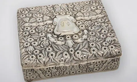 Dọn dẹp nhà, phát hiện kho báu trị giá 2,1 tỷ đồng trên gác mái