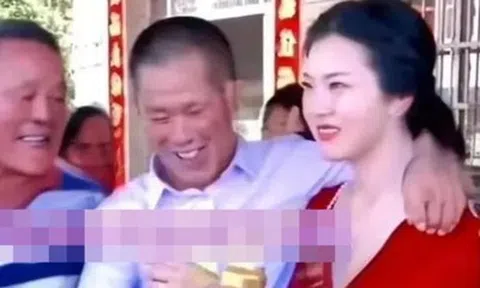 Chú rể 50 tuổi cưới cô dâu 20 tuổi, khoảnh khắc "nhạy cảm" tại lễ cưới gây tranh cãi