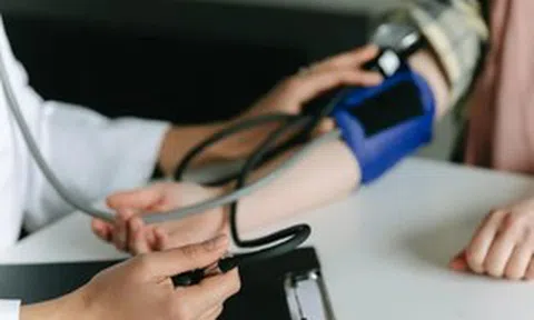 Đưa con gái 4 tuổi đi khám vì ngủ ngáy, kết quả xét nghiệm khiến bố mẹ "sốc nặng"
