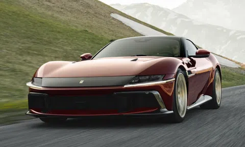 Hộp số sàn quay trở lại với siêu xe Ferrari 12Cilindri Manuale
