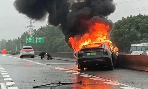 Xe điện Tesla Model Y tự mất lái, tông vào dải phân cách và bốc cháy