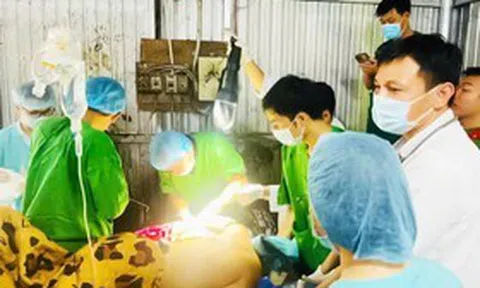 Bác sĩ kể lại quyết định sinh tử cứu nam thanh niên mắc kẹt trong máy công nghiệp
