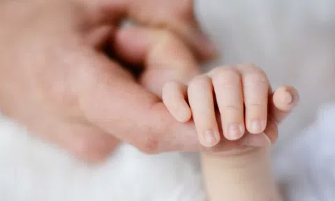 Bé trai 18 tháng tuổi bị tuyên bố tử vong tại bệnh viện bất ngờ "sống lại"
