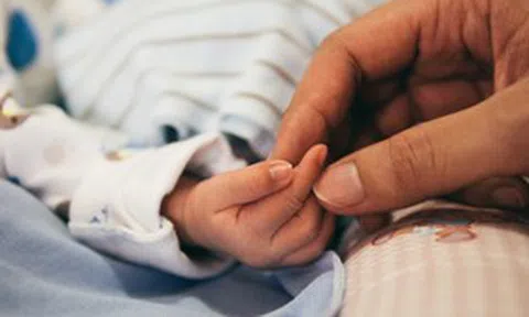 Sản phụ "đẻ rơi" cùng lúc 4 con trên xe, cái kết không ai ngờ