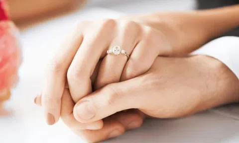 Cô dâu và chú rể lần lượt qua đời trước ngày cưới, gia đình tiết lộ chi tiết "đáng ngờ"