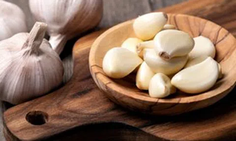 Ăn tỏi sống mỗi ngày để "đánh bay nỗi lo ung thư", 6 tháng sau người đàn ông 58 tuổi nhận kết quả bất ngờ