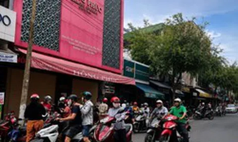 Nóng: Thêm một tiệm vàng có tiếng tạm dừng hoạt động để 'nâng cao chất lượng dịch vụ'